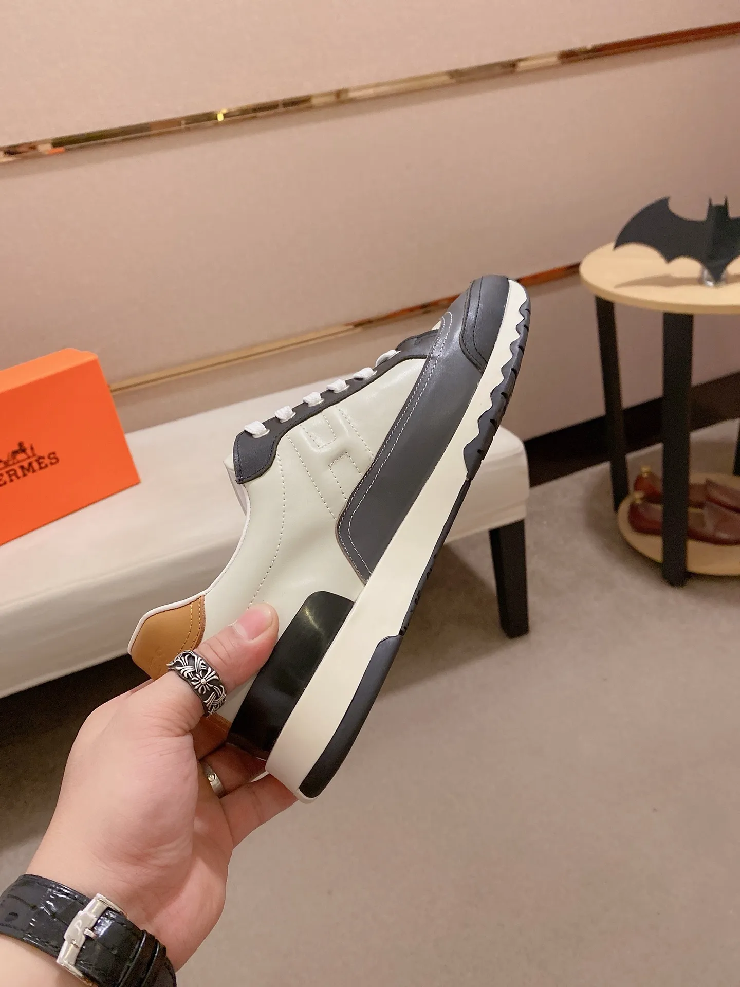 Ex-factory price: 500💰《HERMES》【Classic original single version】Hermès; top 🔝purchasing agent🔍🔍men's latest 🇺🇸sold simultaneously, original imported from Italy ▲▲first-layer cowhide ▲▲ (high-end, nobility and class) ) Exquisite workmanship (Italian 🇮🇹 imported water-dyed 🐂 cowhide lining) sole: original sole provided by the original factory, ⚠️exclusive double-layer activity·TPR·rubber·combined molded outsole; super comfortable·wear-resistant·non-slip·environmental protection The real thing is more beautiful when photographed in kind (high quality, following orders), you can come in and out at will * Number of yards: 38·39·40·41·42·43·44# (can be customized 45.)